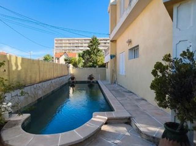 Villa avec piscine et jardin au calme coeur 9eme