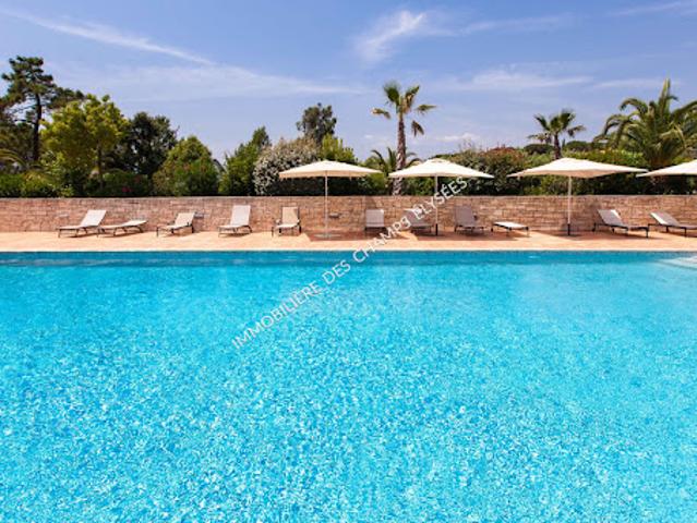 Villa avec piscine et jardin