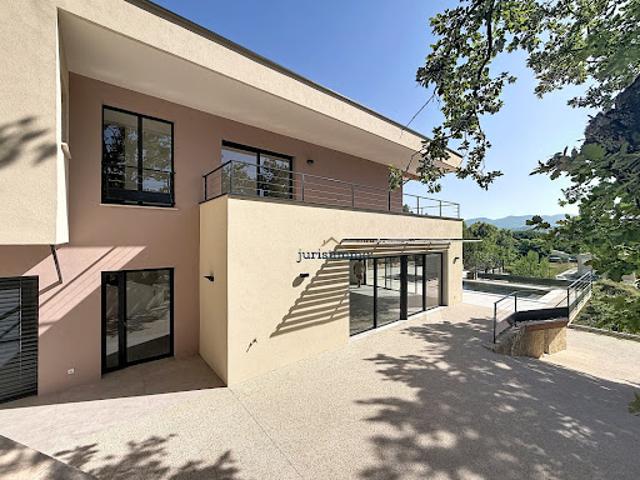 Villa avec piscine et jardin