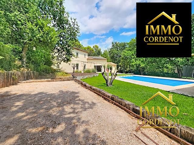 Villa avec piscine et jardin
