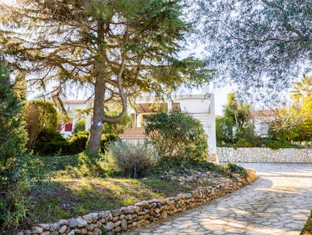 Villa avec piscine et jardin