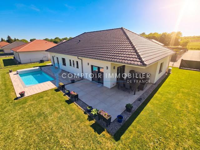 Villa avec piscine et jardin
