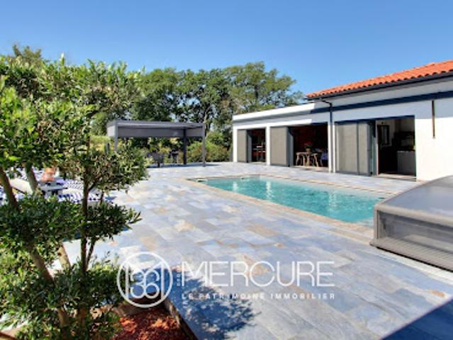 Villa avec piscine et jardin
