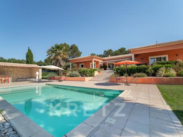 Villa avec piscine et jardin