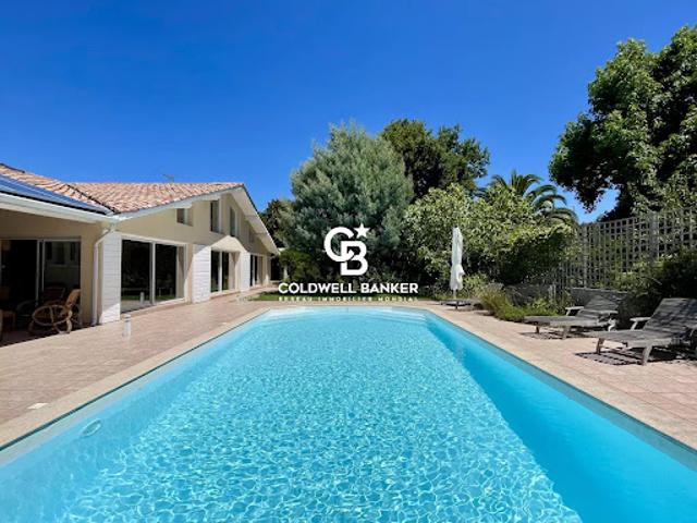 Villa avec piscine et jardin