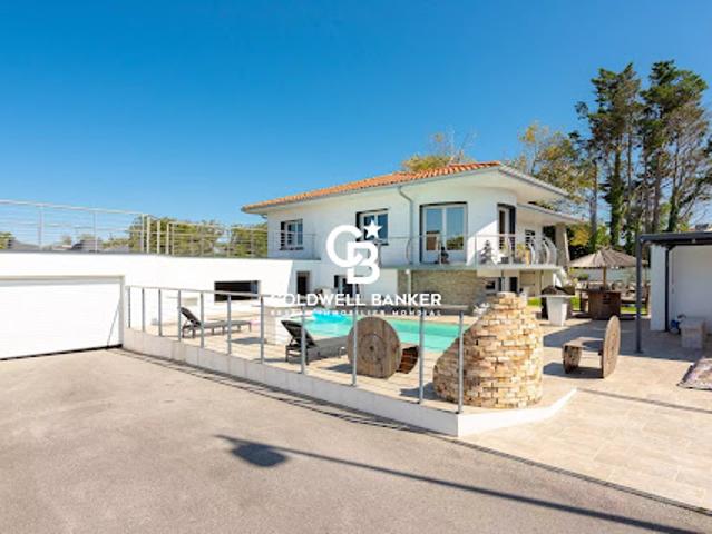 Villa avec piscine et jardin