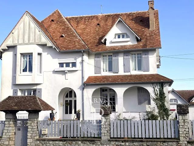 Villa avec piscine et jardin