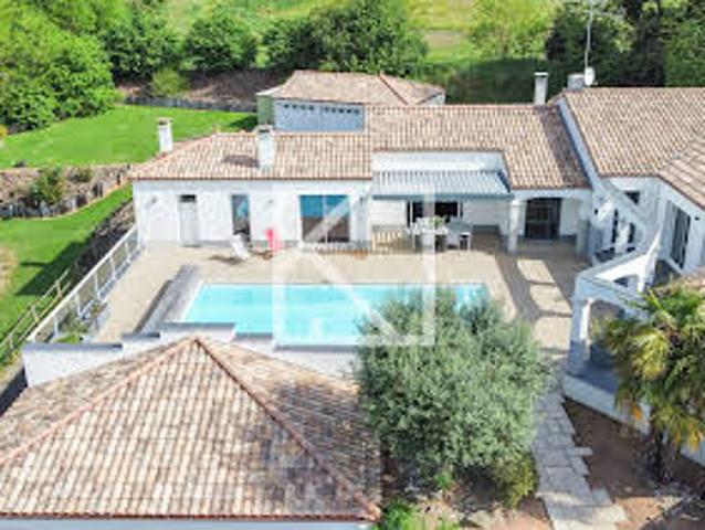 Villa avec piscine et jardin