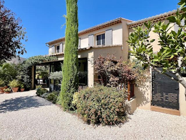 Villa avec piscine et jardin