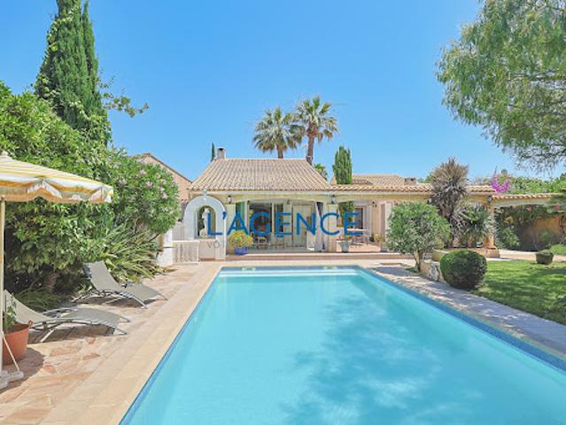 Villa avec piscine et jardin