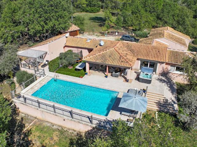 Villa avec piscine et jardin