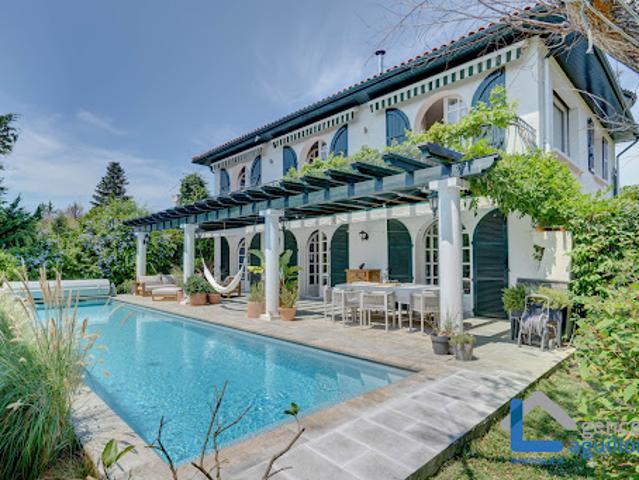 Villa avec piscine et jardin