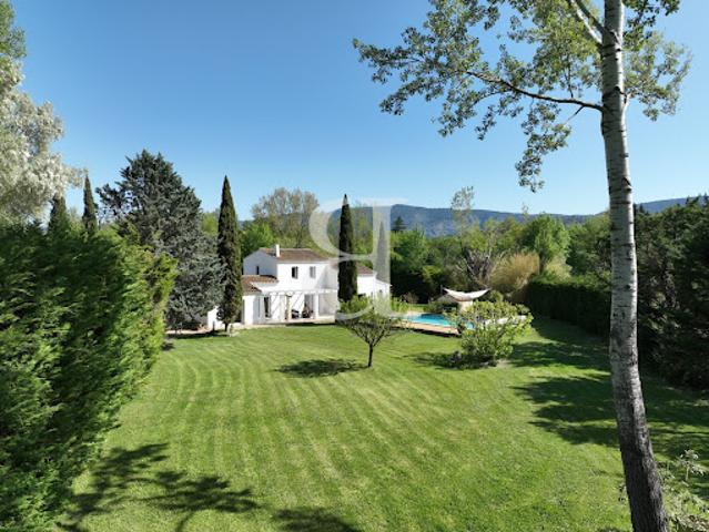Villa avec piscine et jardin