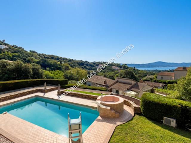 Villa avec piscine et jardin