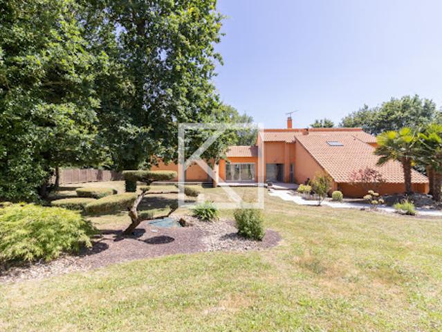 Villa avec piscine et jardin