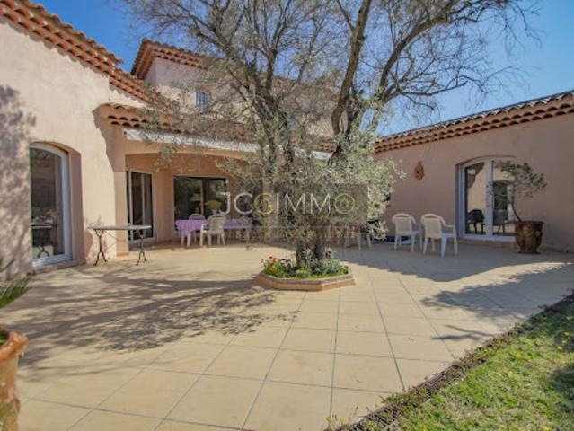 Villa avec piscine et jardin