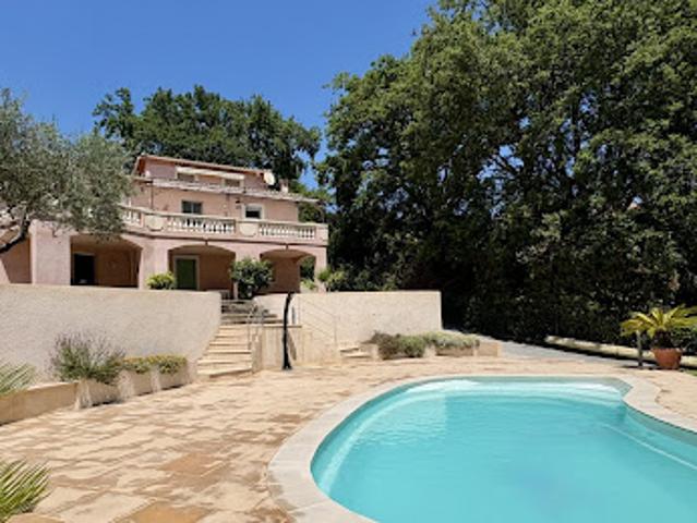 Villa avec piscine et jardin