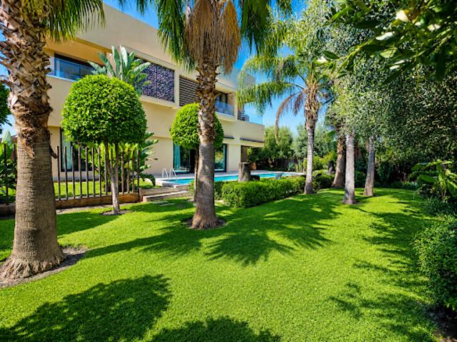 Villa avec piscine et jardin