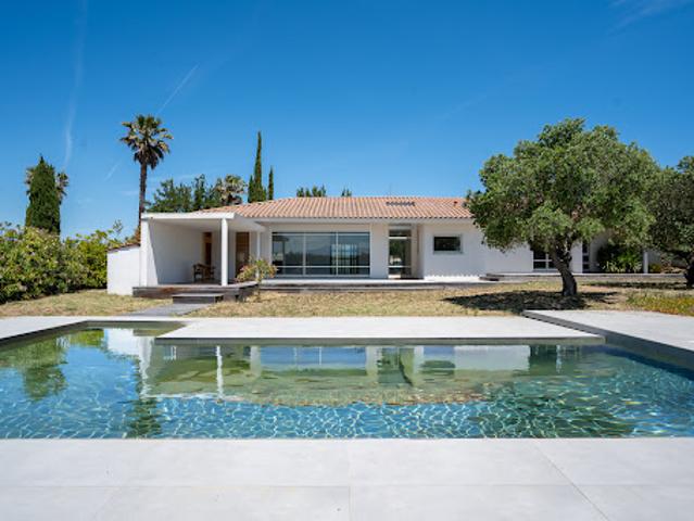 Villa avec piscine et jardin