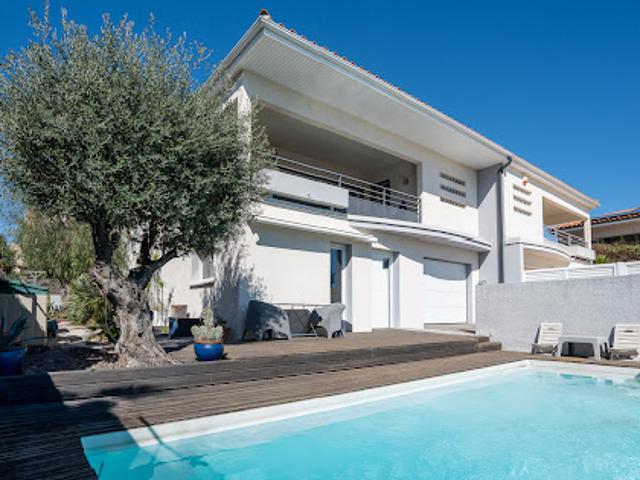 Villa avec piscine et jardin