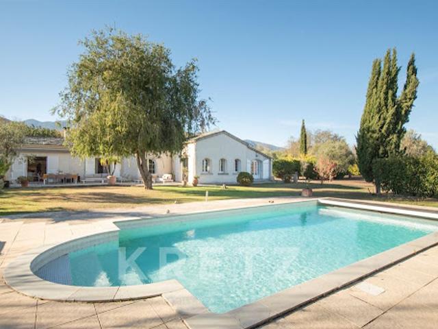 Villa avec piscine et jardin