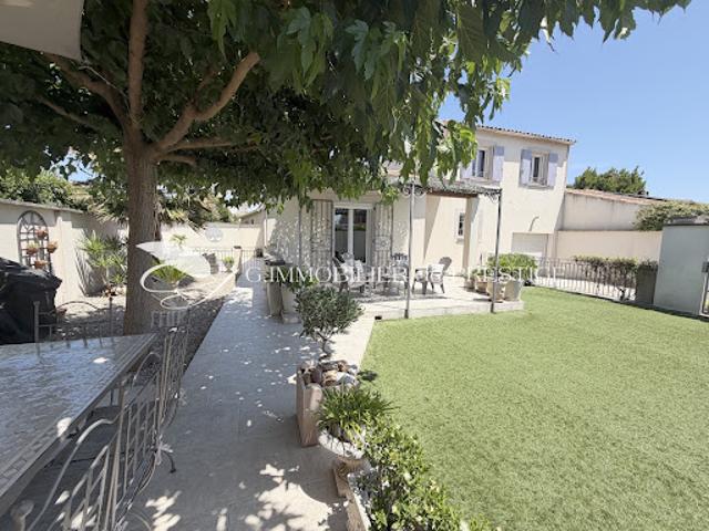 Villa avec piscine et jardin