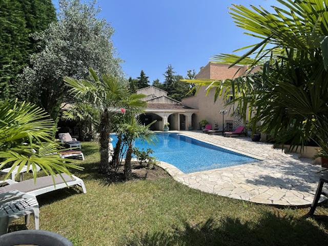 Villa avec piscine et jardin