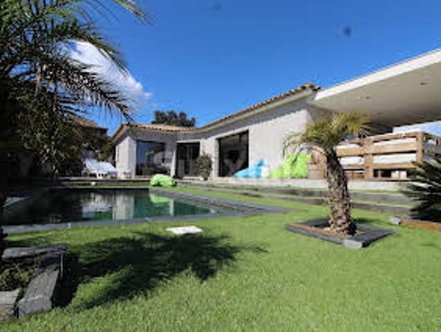 Villa avec piscine et jardin