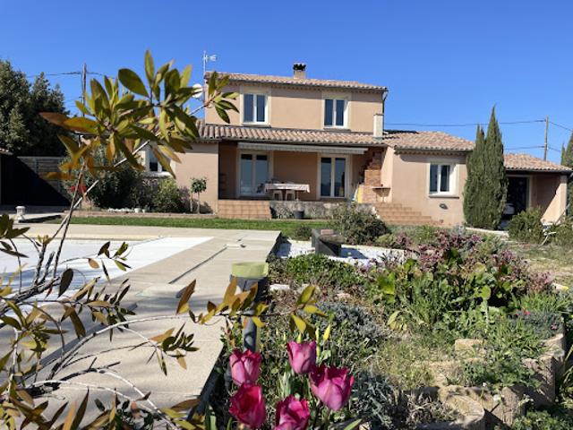 Villa avec piscine et jardin