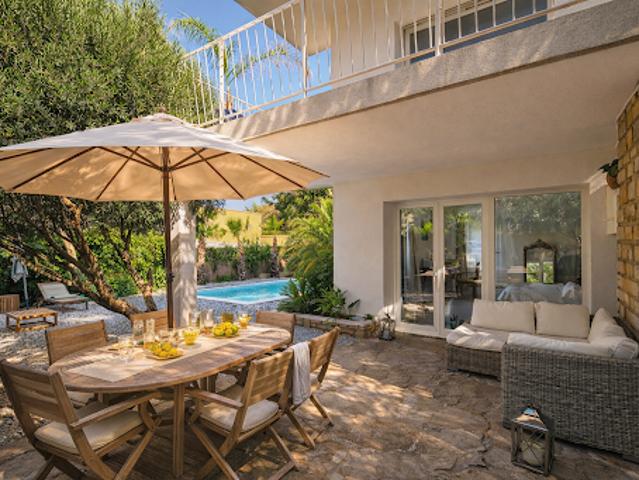Villa avec piscine et jardin
