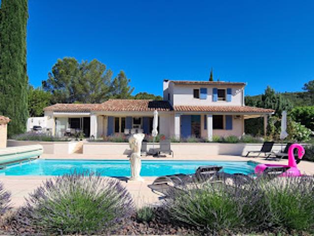 Villa avec piscine et jardin