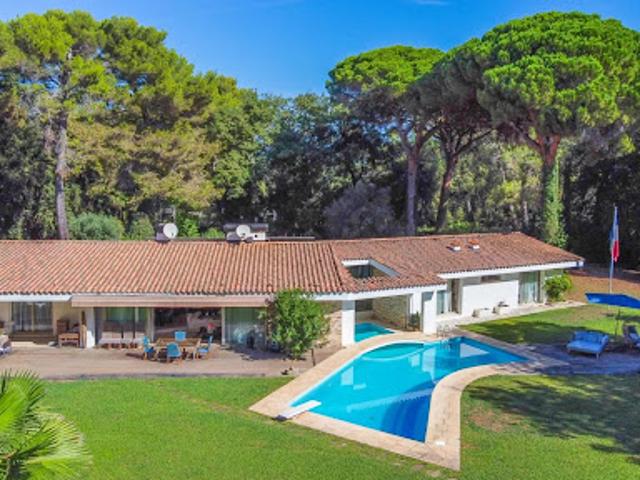 Villa avec piscine et jardin
