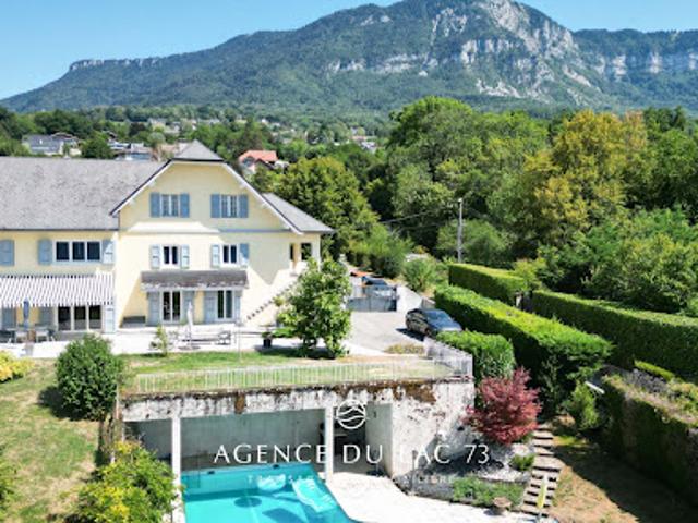 Villa avec piscine et jardin