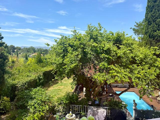 Villa avec piscine et jardin