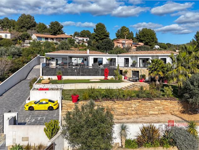 Villa avec piscine et terrasse