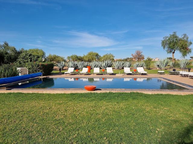 Villa avec piscine et jardin