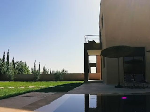 Villa avec piscine et jardin
