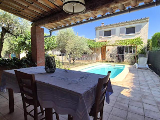 Villa avec piscine et jardin