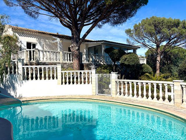 Villa avec piscine et jardin
