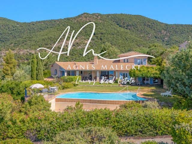Villa avec piscine et jardin