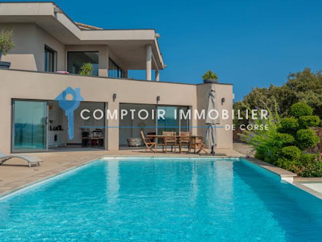 Villa avec piscine et jardin