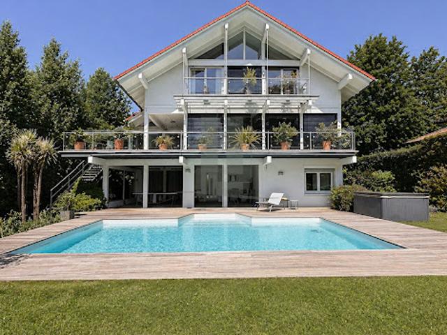 Villa avec piscine et jardin
