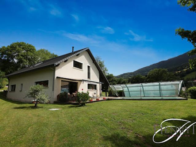 Villa avec piscine et jardin