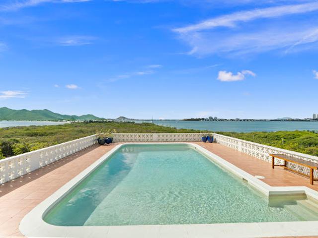 Villa avec piscine et jardin