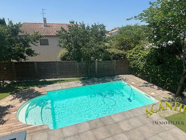Villa avec piscine et jardin