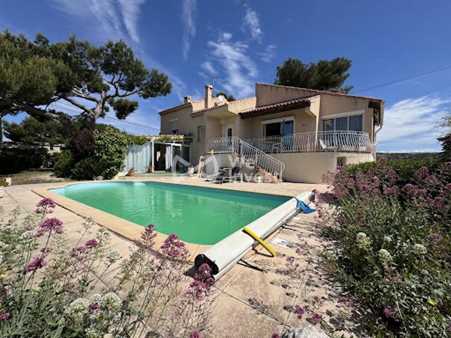 Villa avec piscine et jardin