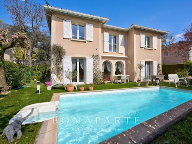 Villa avec piscine et jardin