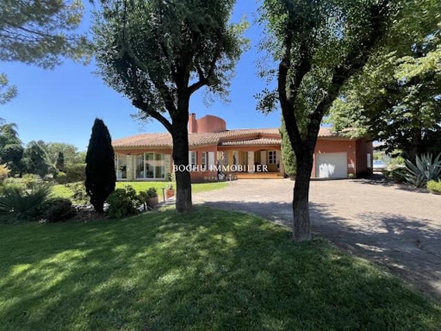 Villa avec piscine et jardin