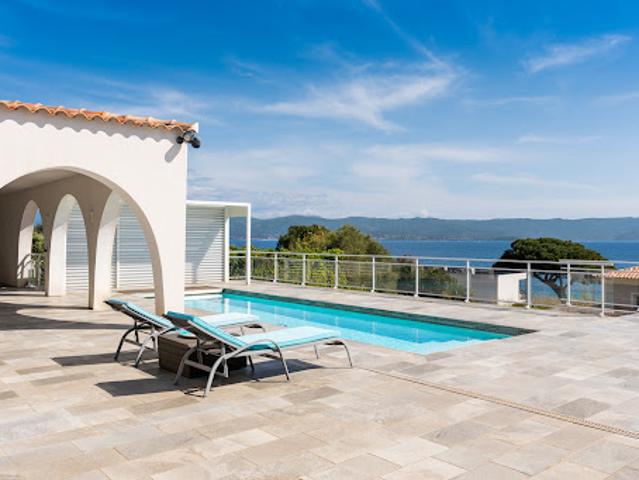 Villa avec piscine en bord de mer