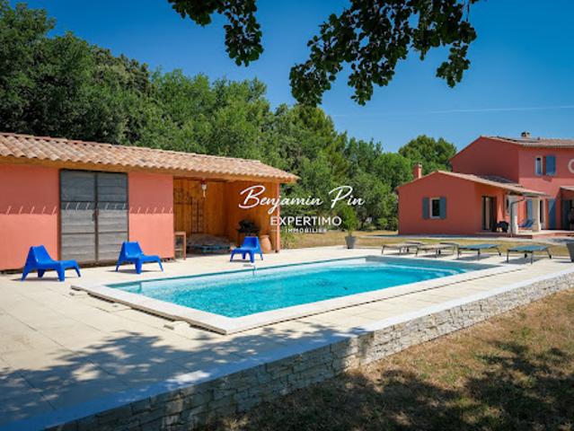 Villa avec piscine et jardin